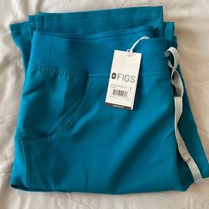 Brand new trendy Figs scrub pants, Medium Kade Cargo